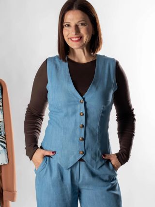 👖Džínsovina je nesmrteľná, súhlasíte? ✨ Oživte svoj šatník našou novinkou zo 💯 % Tencelu. Vestička Vesana zaručene vykúzli...